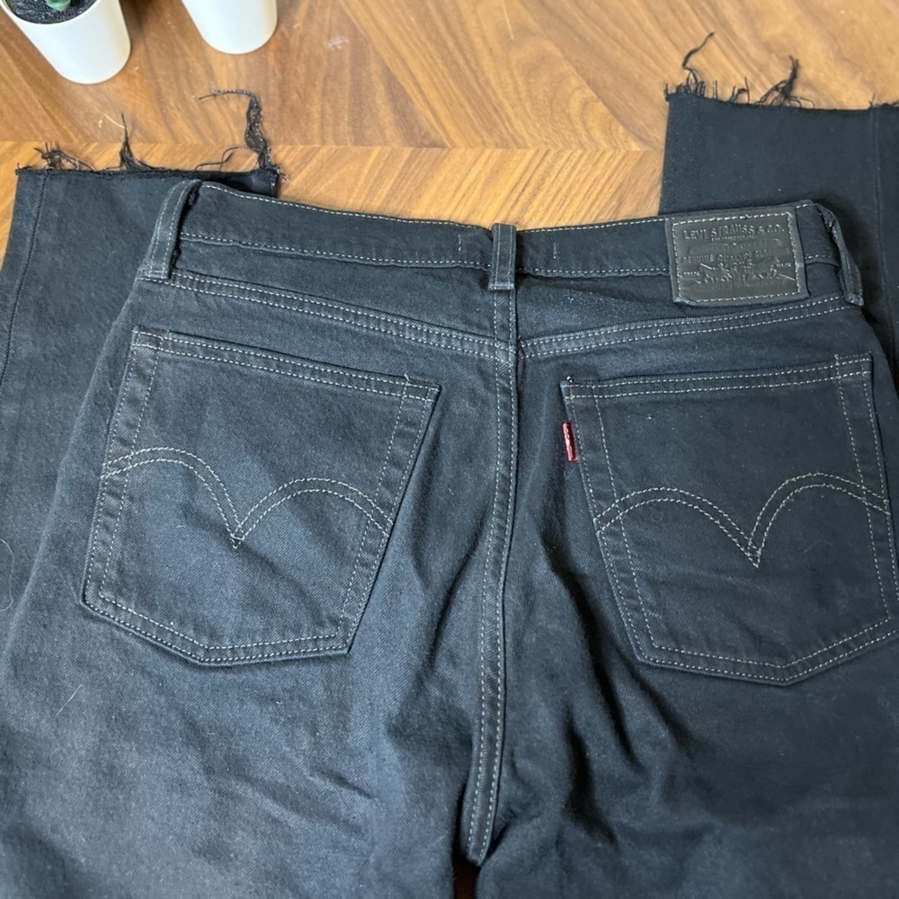 Levi’s black distressed Wedgie size 26 jeans high rise waist